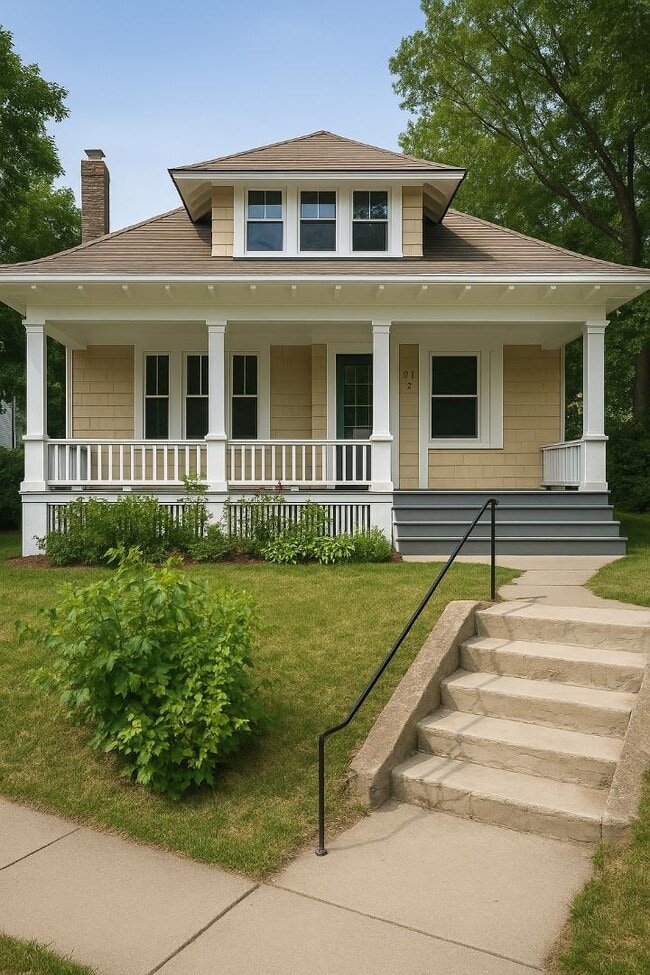 property at 915 E Colvin St