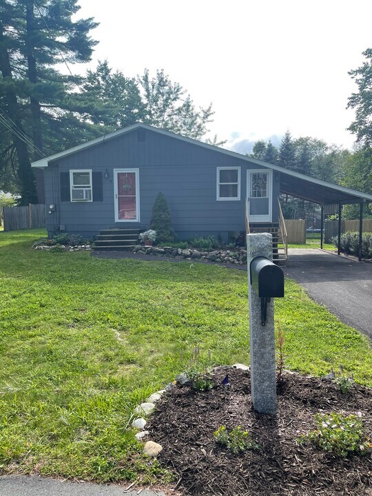 14 Jo Ellen Dr, Unit Upstairs in Merrimack, NH - Foto de edificio