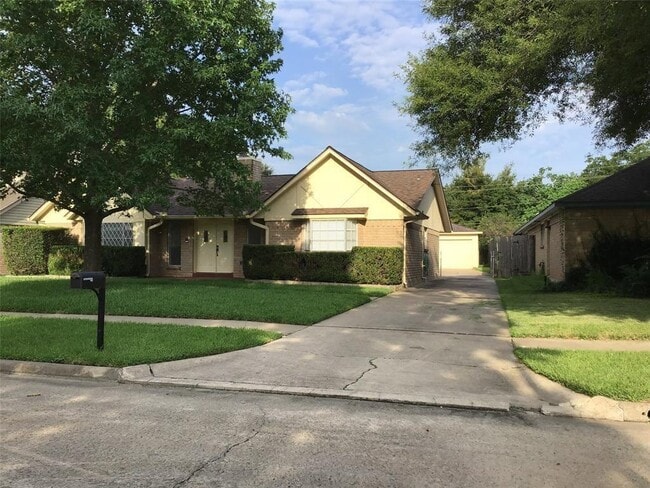 property at 1215 Ashwood Dr