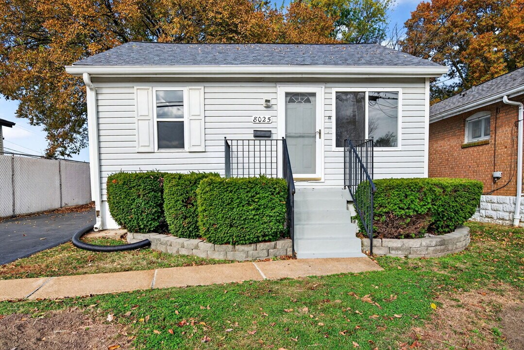 8025 Waddell Ave in St. Louis, MO - Building Photo