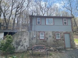 33 Oakwood Trail S in Monroe, NY - Building Photo