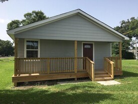 412 Stowell St in Anahuac, TX - Building Photo