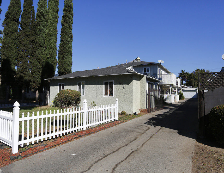 14721 Sylvan St in Van Nuys, CA - Building Photo