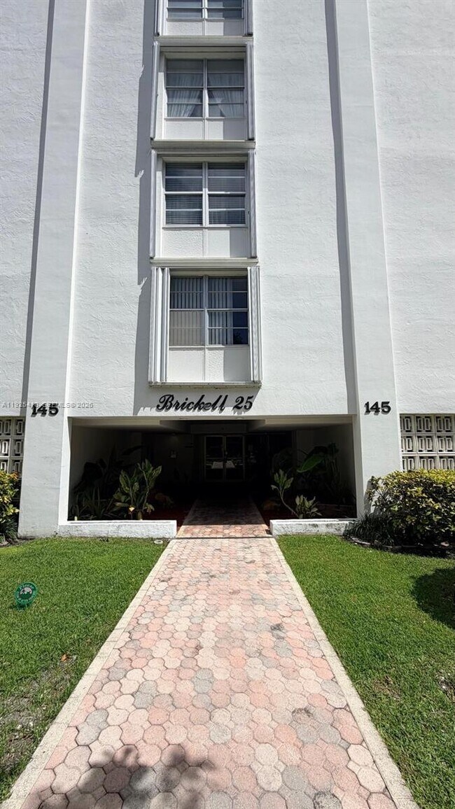 145 SE 25th Rd in Miami, FL - Building Photo - Building Photo