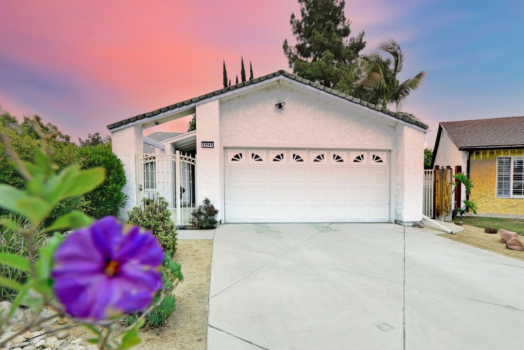 13142 Reedley St in Los Angeles, CA - Building Photo