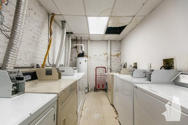 917 W Dakin St, Unit 201 in Chicago, IL - Building Photo - Building Photo