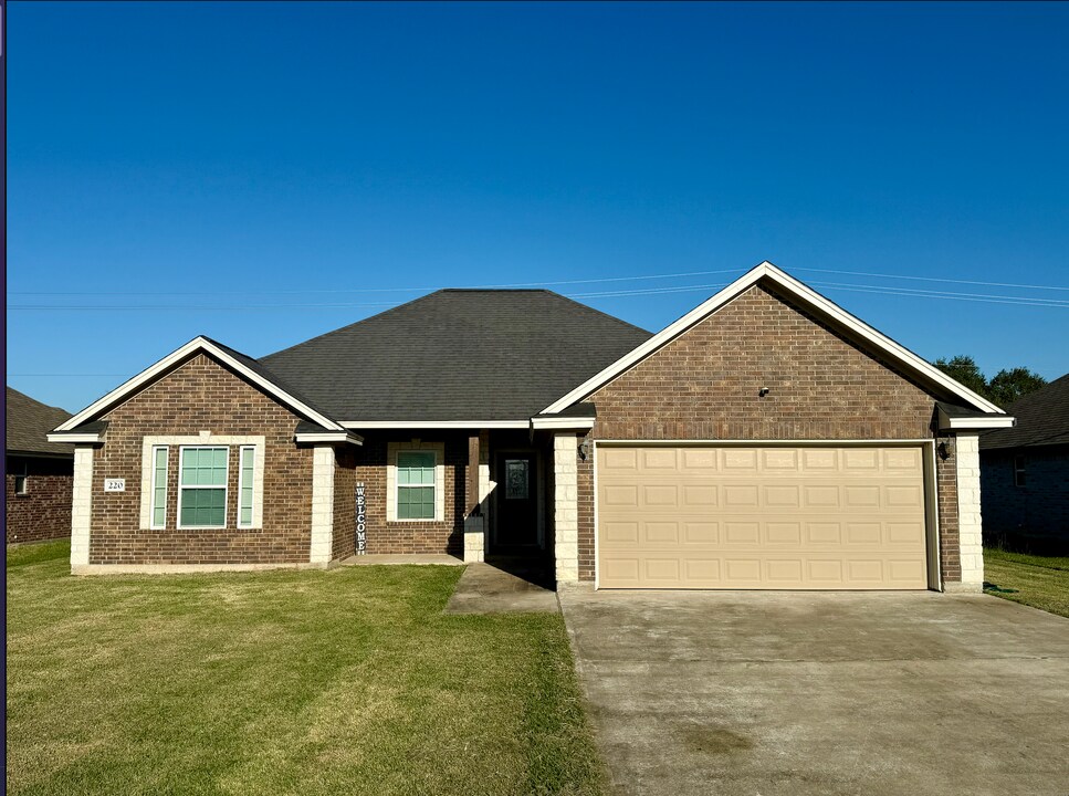 220 Yorktown Ave in Clute, TX - Foto de edificio