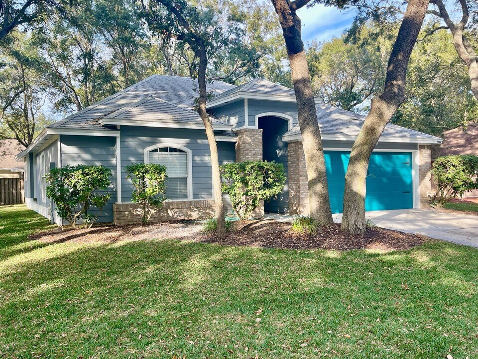 2115 Purcell Dr in Fernandina Beach, FL - Building Photo