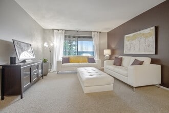 Lakeside Village Apartments in Clinton Township, MI - Foto de edificio - Building Photo