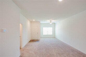 1004 Riverdale Cove in Jarrell, TX - Building Photo - Building Photo