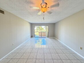 5175 Vineland Rd in Orlando, FL - Building Photo - Building Photo