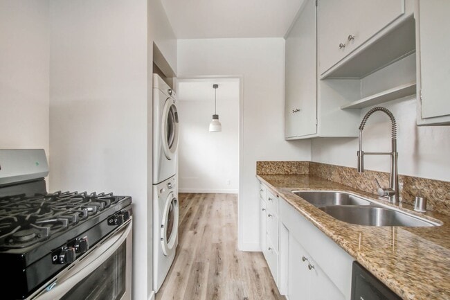 943 6th St in Santa Monica, CA - Building Photo - Building Photo