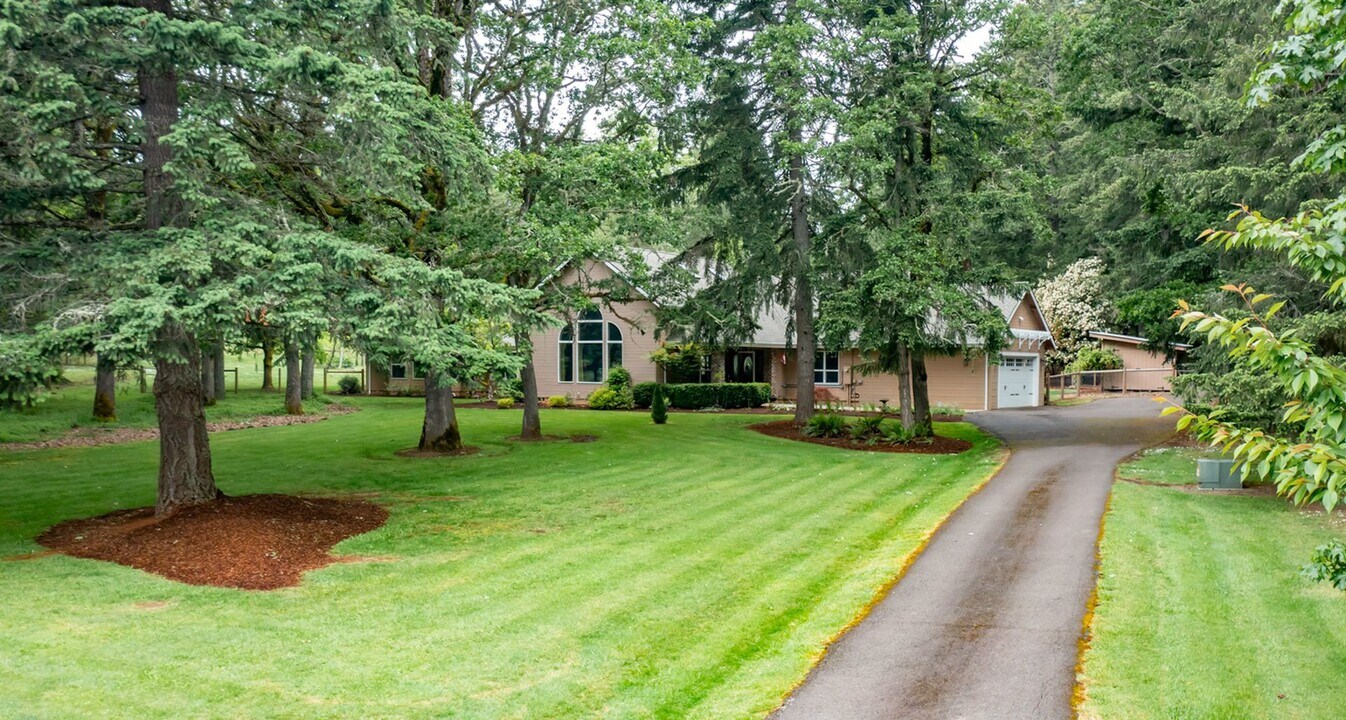 29952 Canyon View Dr in Lebanon, OR - Building Photo