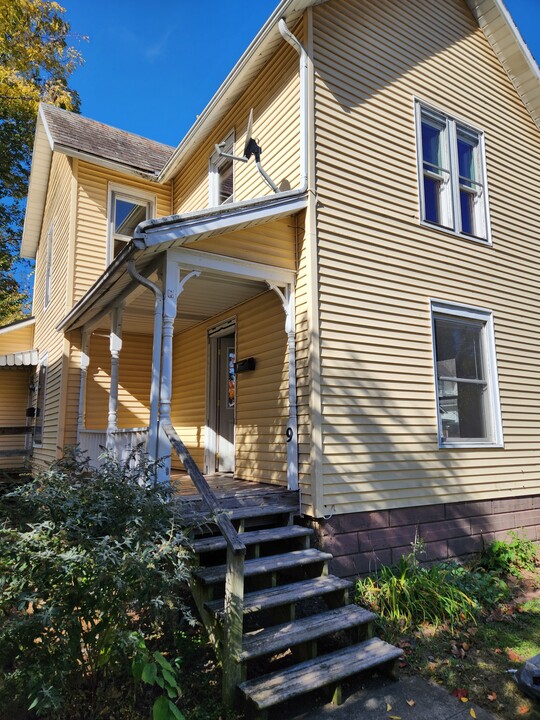 9 3rd Ave, Unit Downstairs in Mount Vernon, OH - Foto de edificio