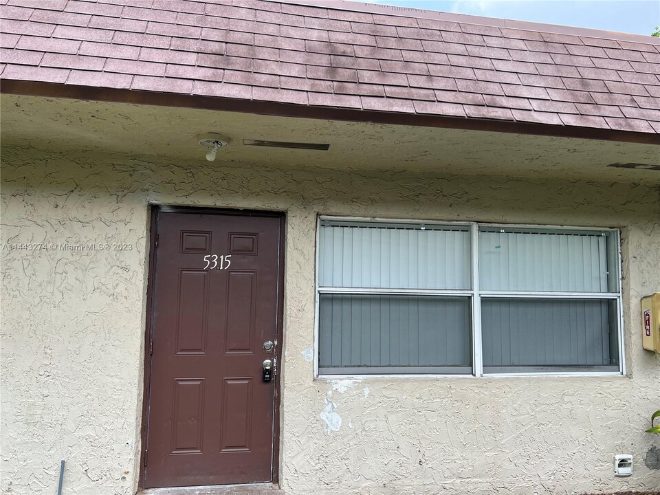 5315 NW 23rd St in Lauderhill, FL - Foto de edificio