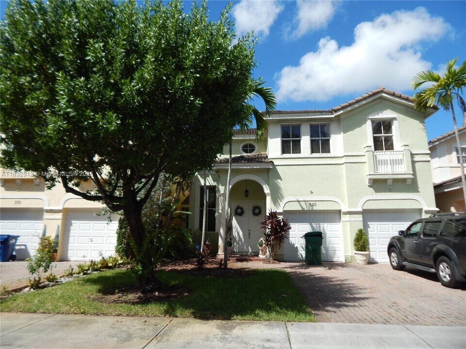 320 SW 87th Ct in Miami, FL - Building Photo