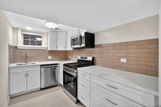 2703 W Ardmore Ave, Unit Garden East in Chicago, IL - Building Photo - Building Photo