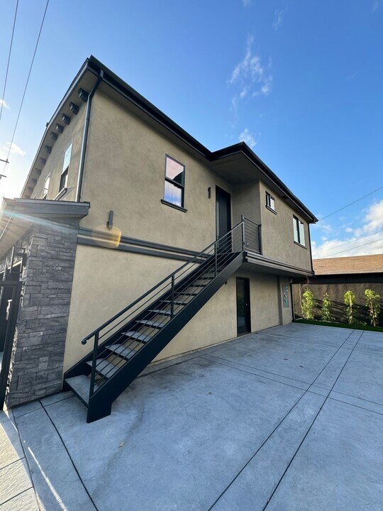 340 S Lincoln St in Burbank, CA - Building Photo