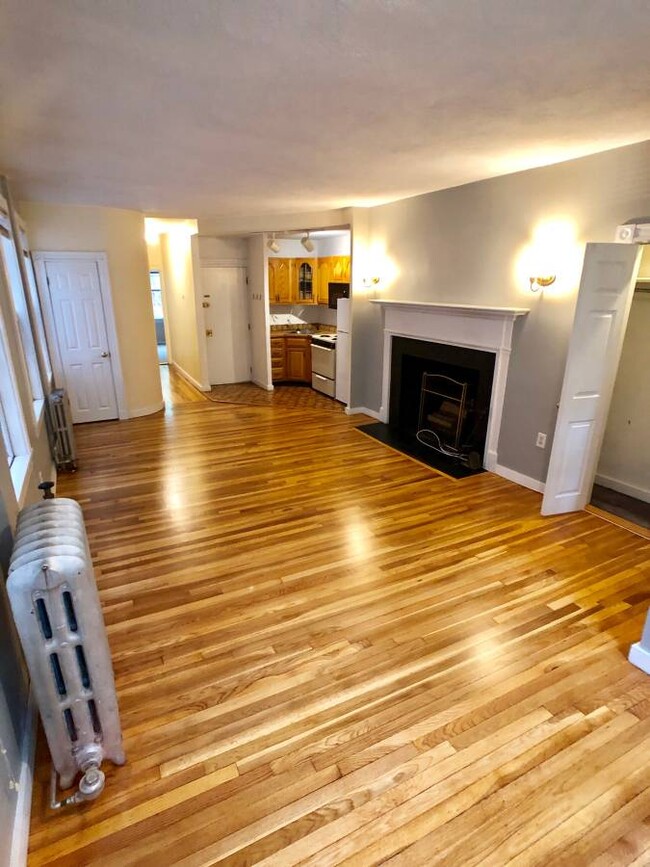 82 Phillips St, Unit 2 in Boston, MA - Foto de edificio - Building Photo