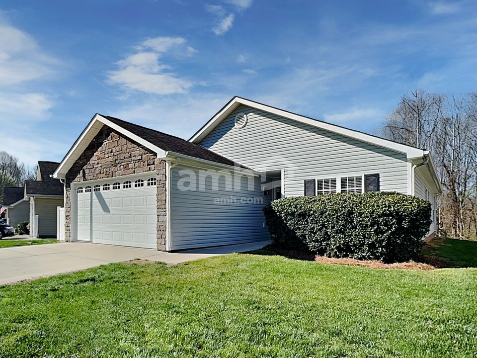 5800 Regent Village Dr in Winston-Salem, NC - Building Photo