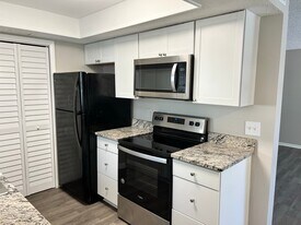 2 Bed/1 Bath - Unit 106 in Clearwater, FL - Building Photo