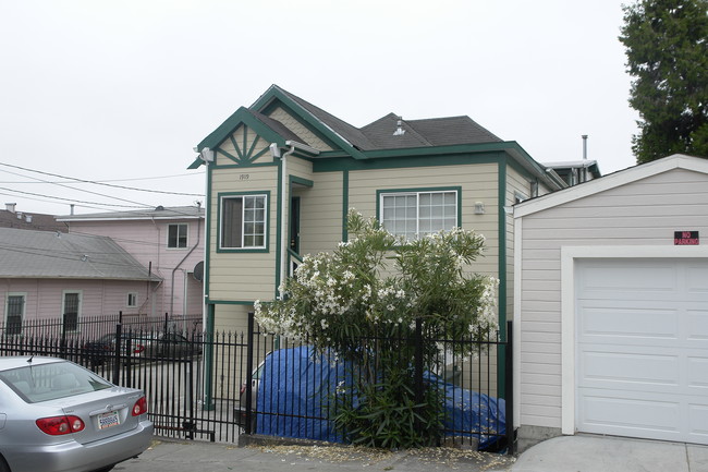 1921 E 26th St in Oakland, CA - Foto de edificio - Building Photo