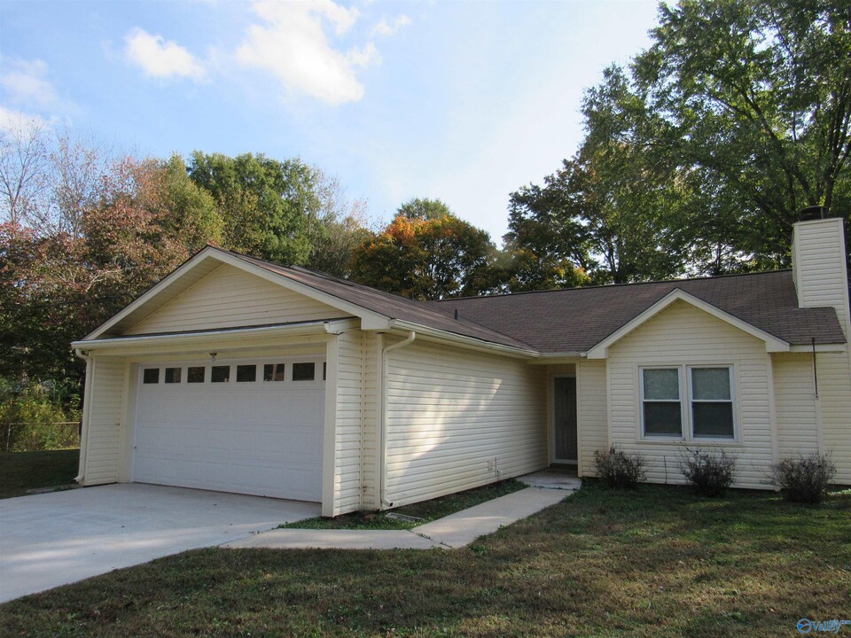 208 Thach Ln in Meridianville, AL - Foto de edificio