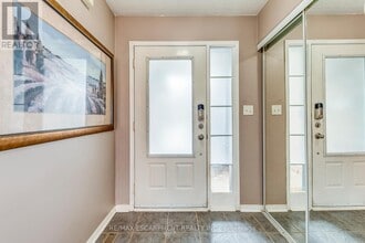 381 Kittridge Rd in Oakville, ON - Building Photo - Building Photo