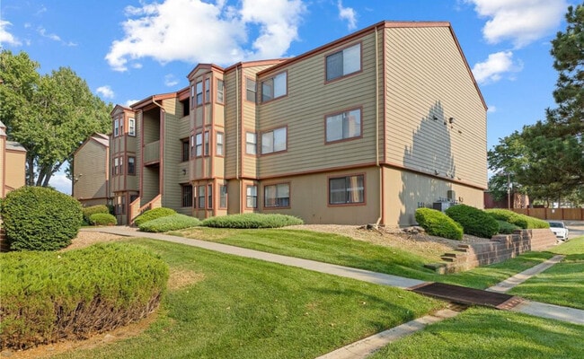 8771 Dawson St, Unit 301 in Thornton, CO - Foto de edificio - Building Photo