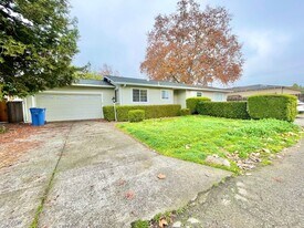 129 Windsor Palms Dr in Windsor, CA - Building Photo