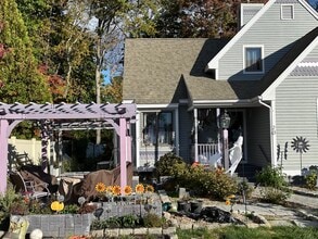 20 Magnolia Hl in West Hartford, CT - Foto de edificio - Building Photo