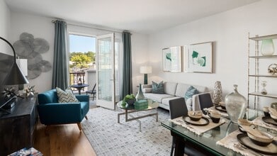 Village Square in Glen Cove, NY - Foto de edificio - Building Photo