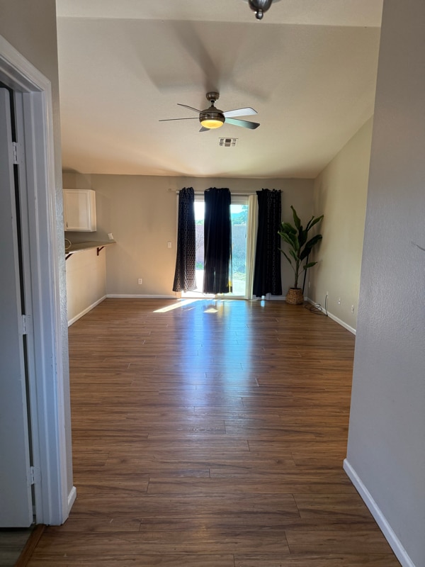 8319 W Alvarado St in Phoenix, AZ - Foto de edificio - Building Photo