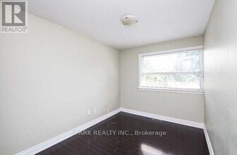 27 Erlesmere Ave in Brampton, ON - Building Photo - Building Photo