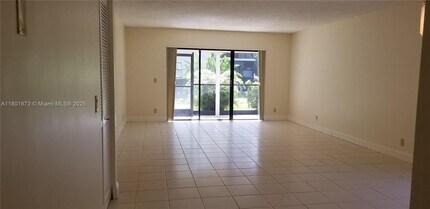 413 Lakeview Dr in Weston, FL - Building Photo - Building Photo