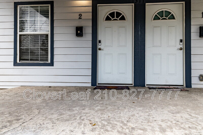 1317 W French Pl in San Antonio, TX - Building Photo