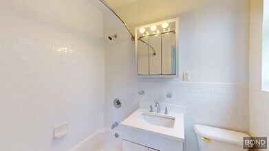 71 W 12th St in New York, NY - Building Photo - Building Photo