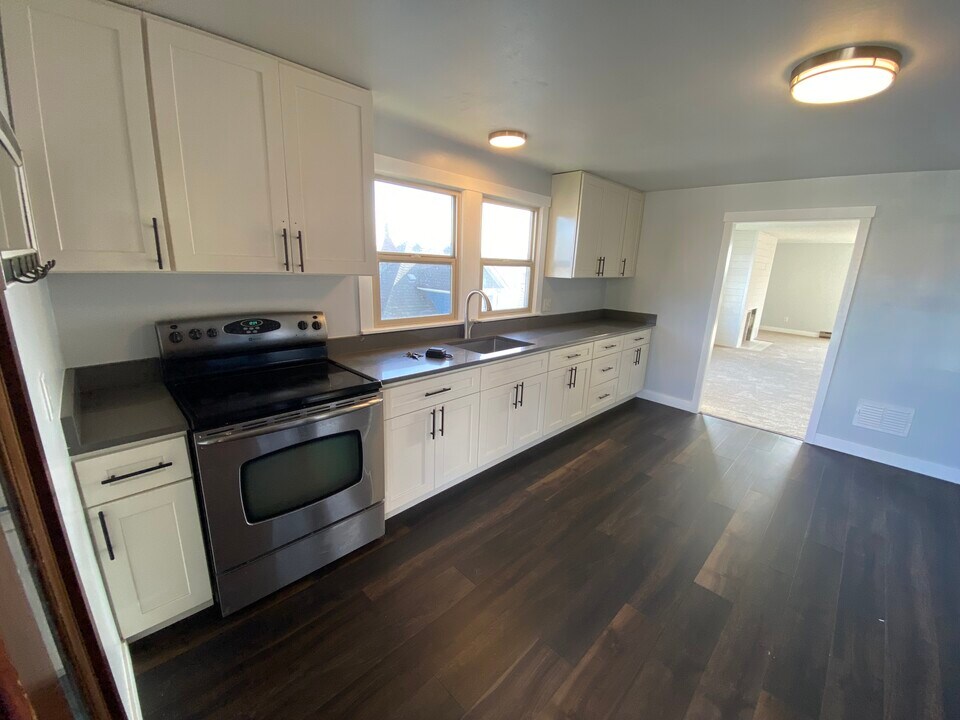 1408 Burwell St in Bremerton, WA - Building Photo