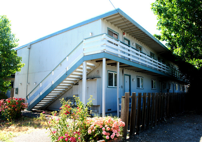 500 Russell Ave in Santa Rosa, CA - Foto de edificio - Building Photo