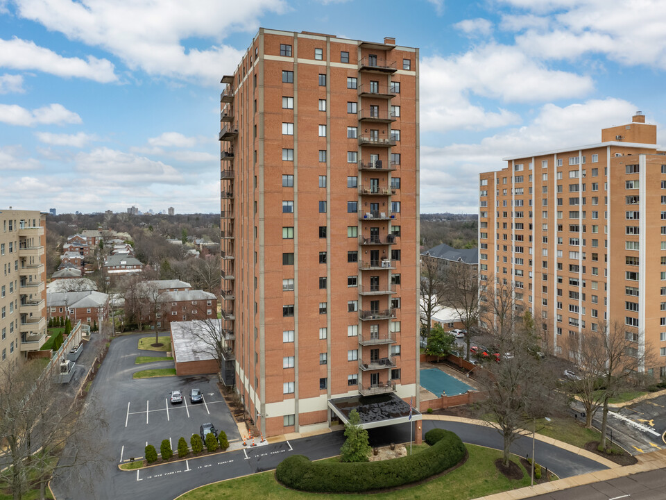 816 S Hanley Rd in Clayton, MO - Building Photo