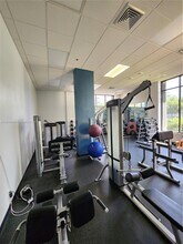 100 Bayview Dr, Unit 2122 in Sunny Isles Beach, FL - Foto de edificio - Building Photo