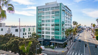 Latitude 33 in Marina Del Rey, CA - Foto de edificio - Building Photo