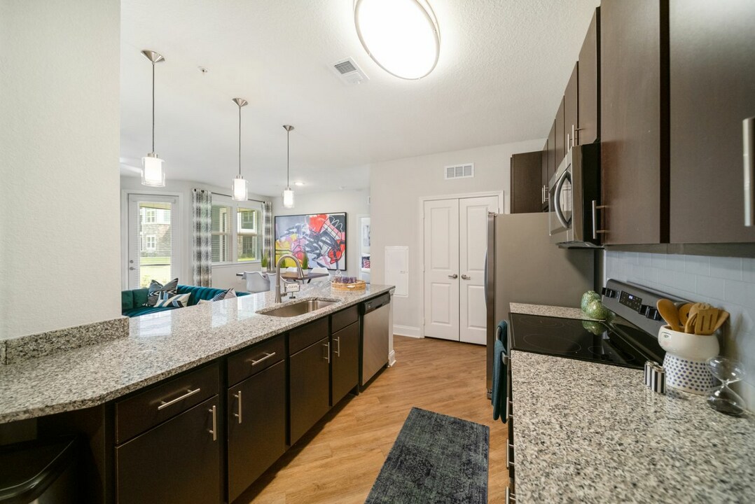 500 East in Daytona Beach, FL - Building Photo