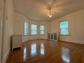 466 Beech St, Unit 1 in Boston, MA - Building Photo