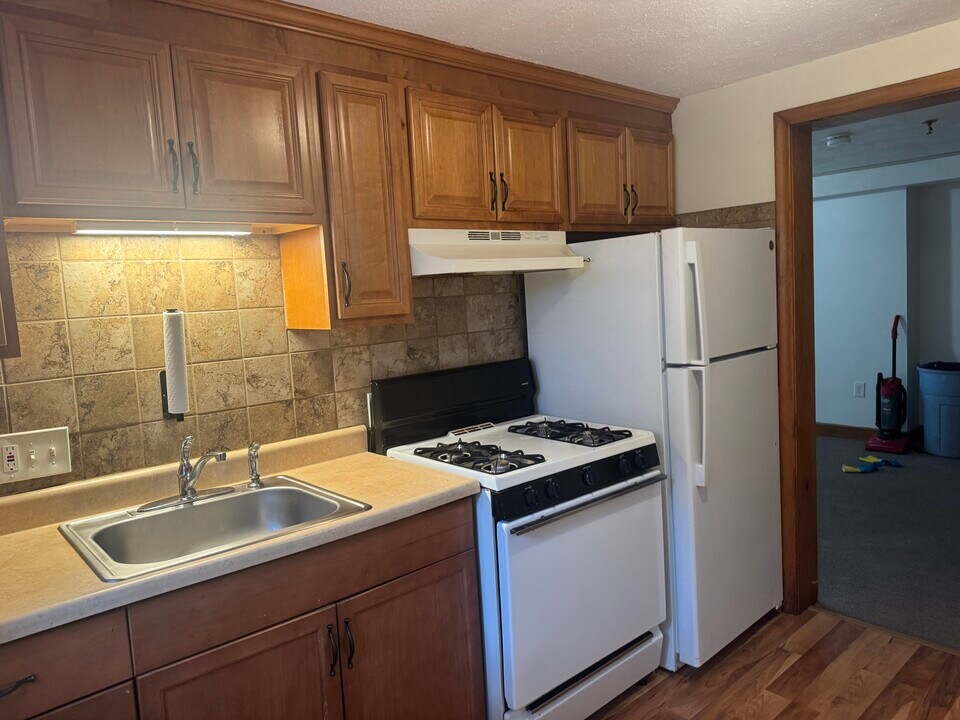 11 Brattle St, Unit apt 2 in Arlington, MA - Building Photo