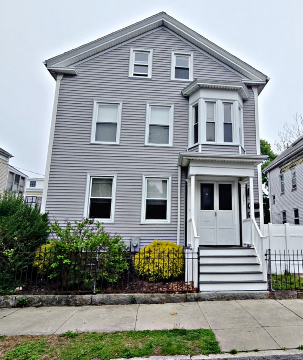 125 Hillman St in New Bedford, MA - Building Photo