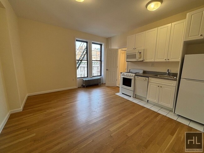 WEST 72 STREET in New York, NY - Building Photo - Building Photo