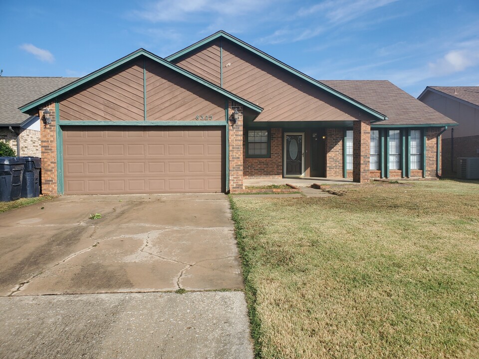 8325 NW 111th St in Oklahoma City, OK - Building Photo