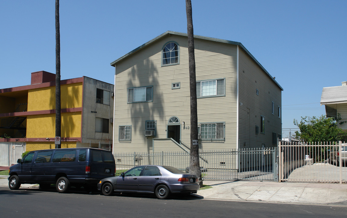 943 Menlo Ave in Los Angeles, CA - Foto de edificio