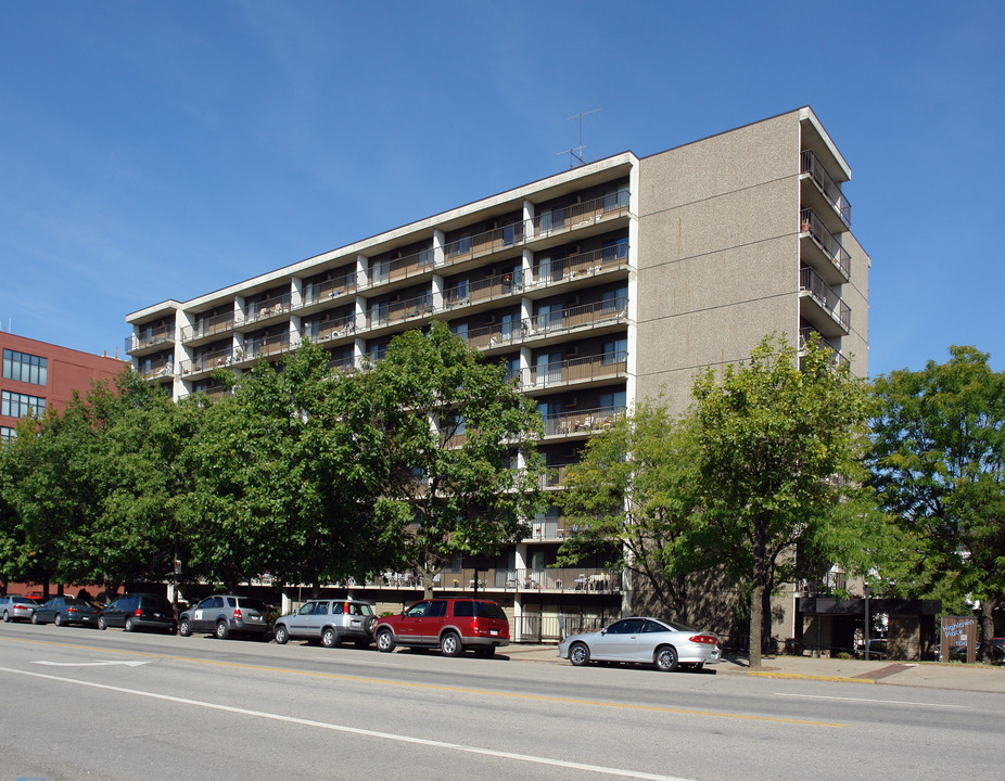 Highlawn Place in Huntington, WV - Building Photo